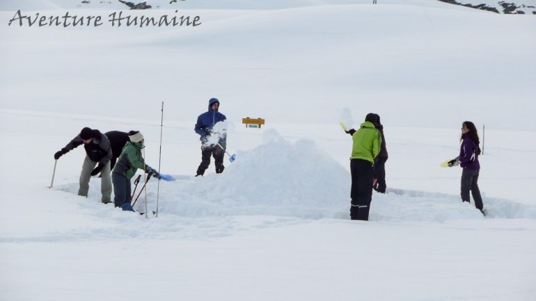 Construction d'un igloo en pleine nature