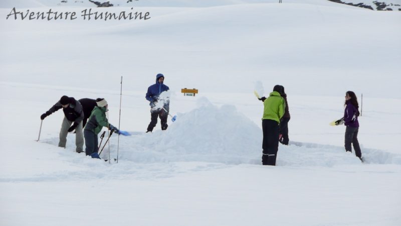 Construction d'un igloo en pleine nature