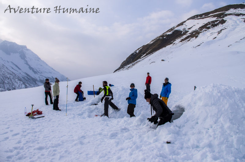 Construction d'un igloo de survie sur un stage survie et autonomie hiver