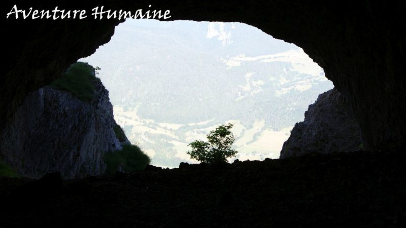 Une grotte secrète et mystérieuse dans le Vercors avec un belvédère sur la vallée