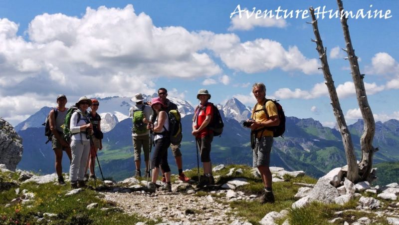 Groupe de randonneurs dans les Dolomites