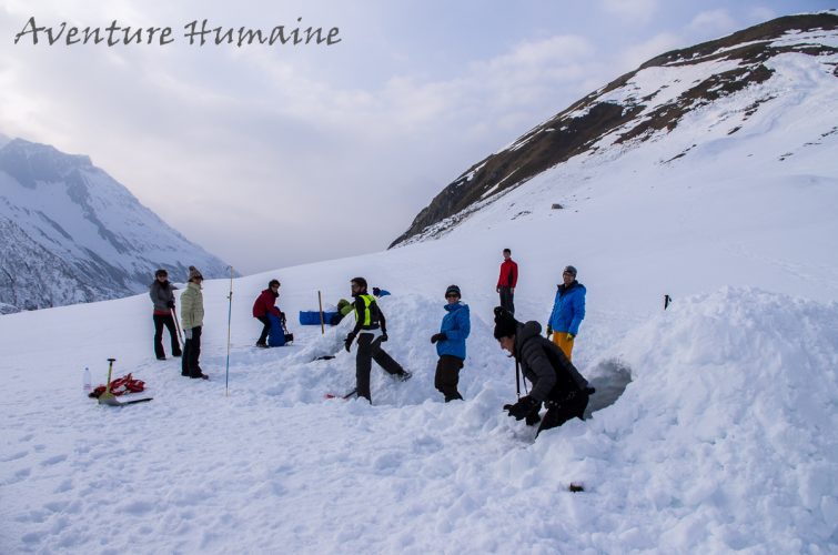 Construire un igloo en neige tassée
