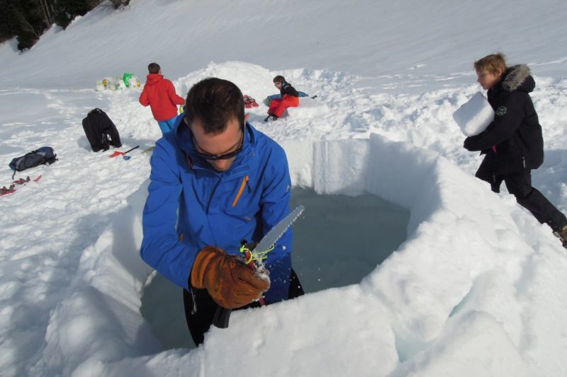 Fabrication d'un igloo en blocs de neige