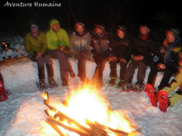 Stage survie et autonomie hiver : apprendre à démarrer un feu sur la neige fait partie des techniques de survie