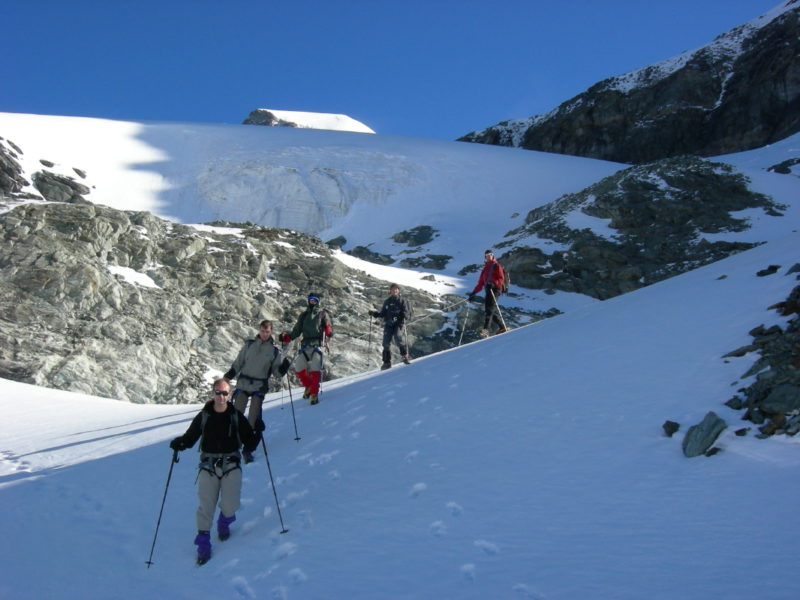 Cordée d'alpinistes sur le Tour du Mont Blanc alpinisme