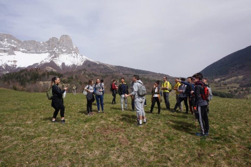 Randonnée en moyenne montagne encadrée par des accompagnateurs en montagne lors d'un voyage scolaire