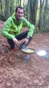 Dégustation d'une omelette aux cèpes en forêt