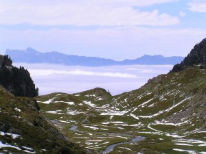 Le massif de Belledonne au printemps, au fond, le Vercors